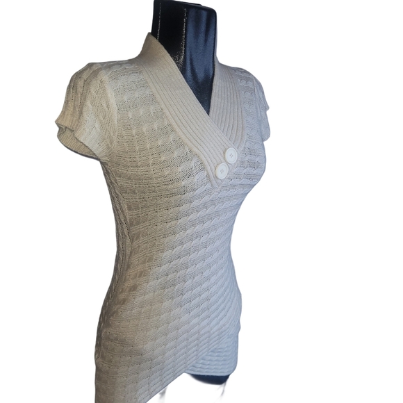Guilty Off White Colored Knit Short Sleeve V Neck Top M - Picture 3 of 7